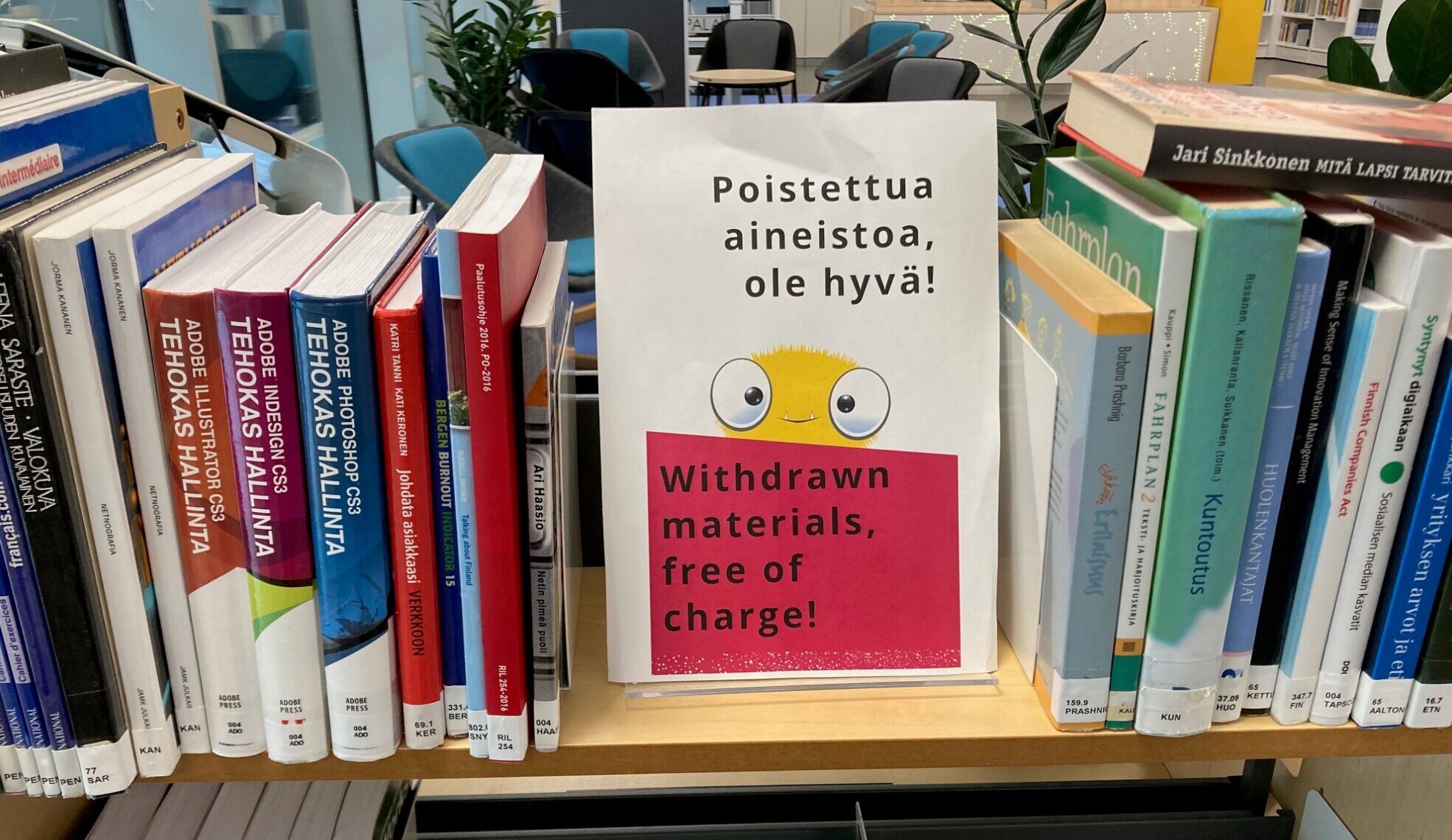 Kuvassa kirjaston poistokirjoja.