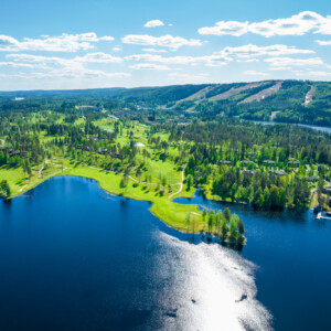 Järvimaisema yläilmoista kuvattuna.