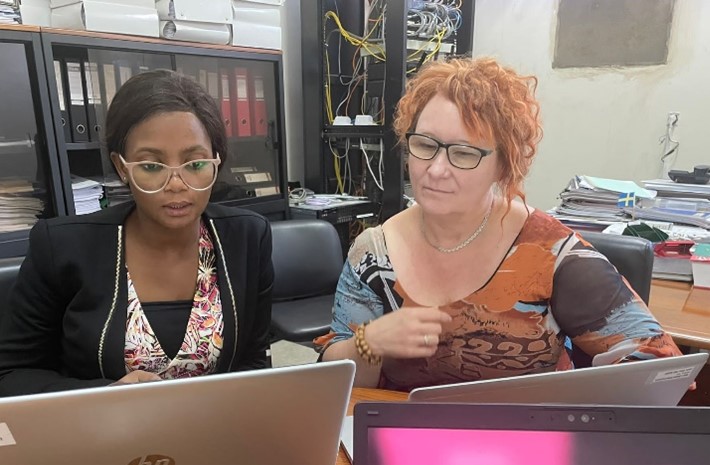 Kaksi naista tarkastelee kannettavan tietokoneen näyttöä.