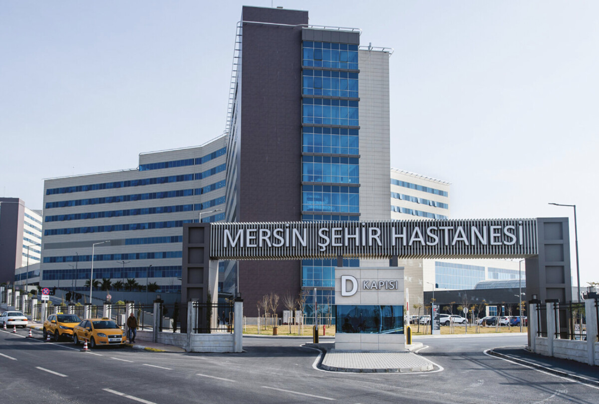 Sairaalarakennuksen portti, jossa lukee Mersin Sehir Hastanesi.