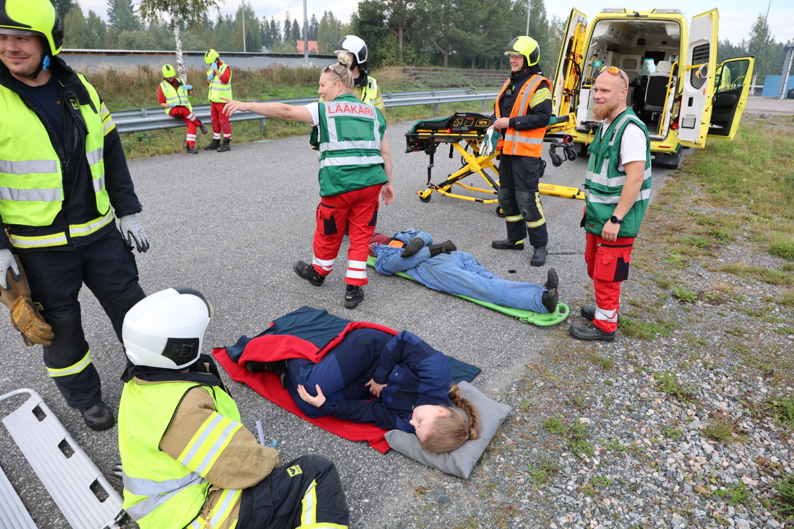 Suuronnettomuusharjoitus, jossa ambulanssi ja ensihoitajia sekä potilaita. 