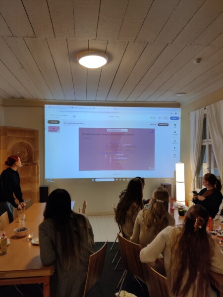 Terveydenhoitajaopiskelijoiden hyvinvointi-illassa osallistujat pohtivat opiskeluhyvinvointiin liittyviä asioita.