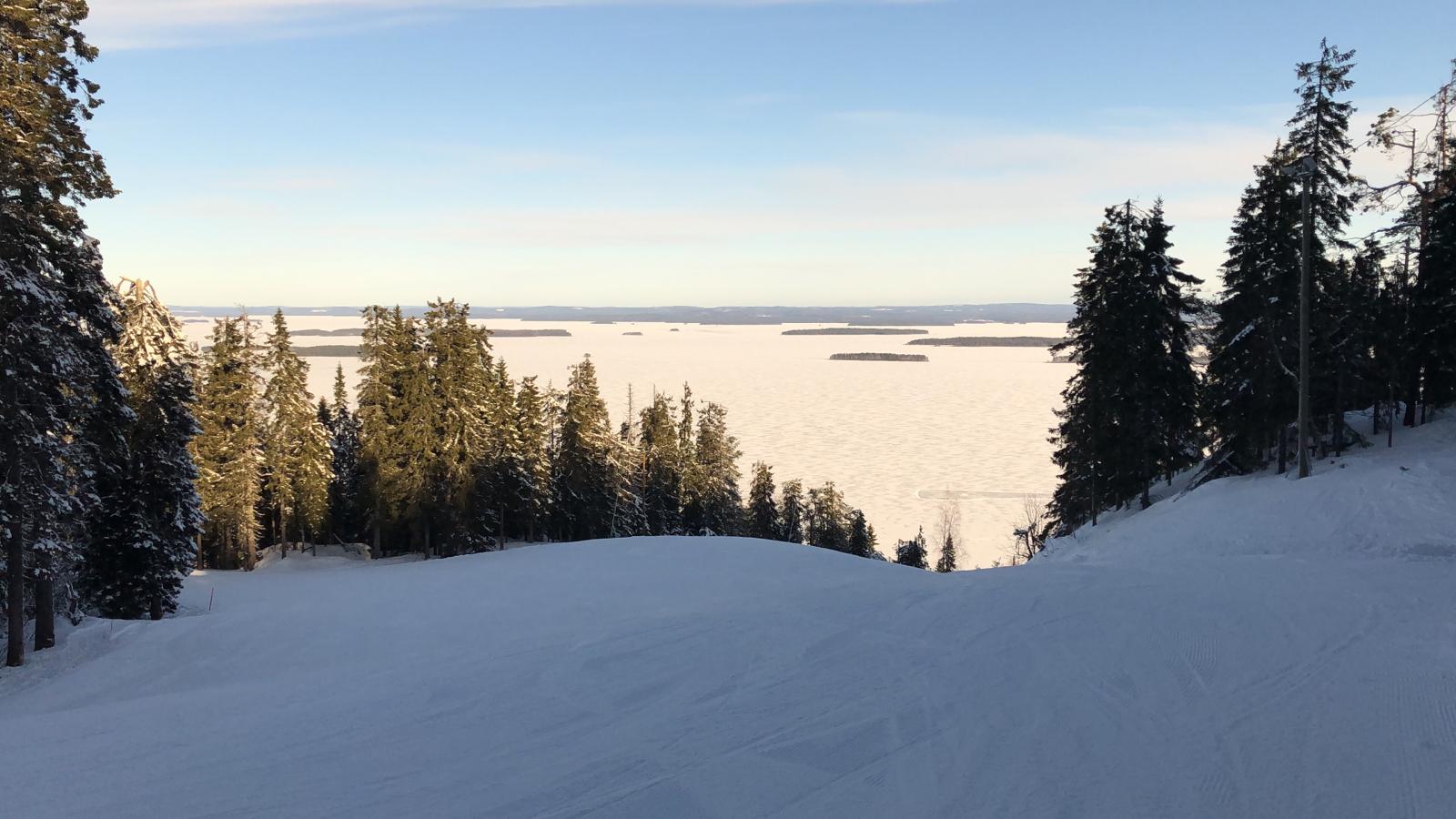 talvinen maisema mäen päältä järven selälle.