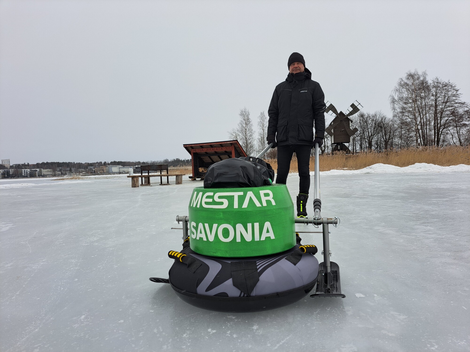 Jääskanneri järven jäällä.